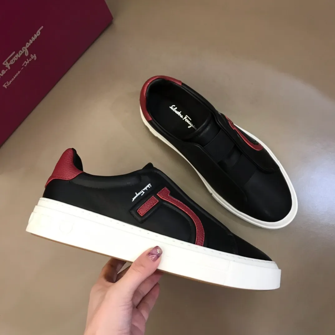 p400【Salvatore Ferraga**】New men's low-top casual shoes! Top-quality cow products, original lasts, made of imported cowhide, first-class texture, first-layer sheepskin lining! Original outsole! The details are exquisite and the style is versatile and upscale! Decorated with a three-dimensional Gancini logo, the back of the tongue and lace-up piping add a pop of color. The high-tech sole features a holographic pattern and Gancini details, making it ideal for a practical yet stylish everyday look. Code number 38-44 (45 can be customized)